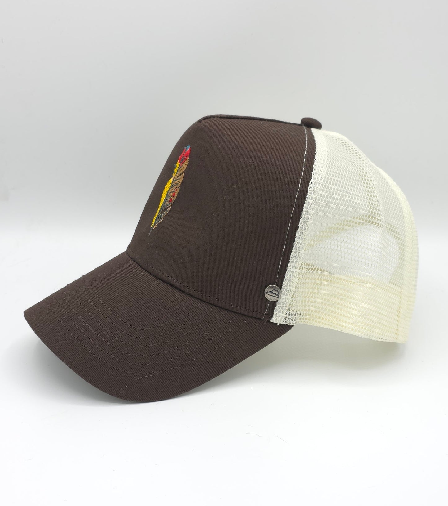 GORRA TRUCKER MARRÓN PLUMA