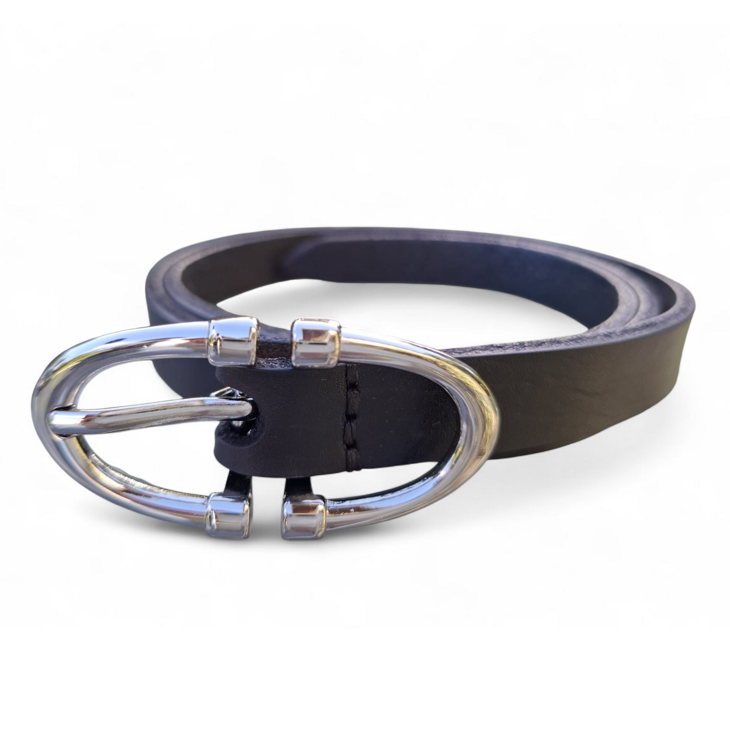 Cinturón negro con hebilla