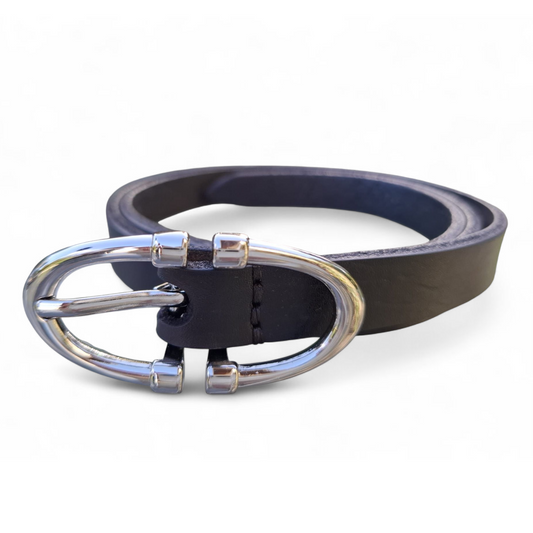 Cinturón negro con hebilla