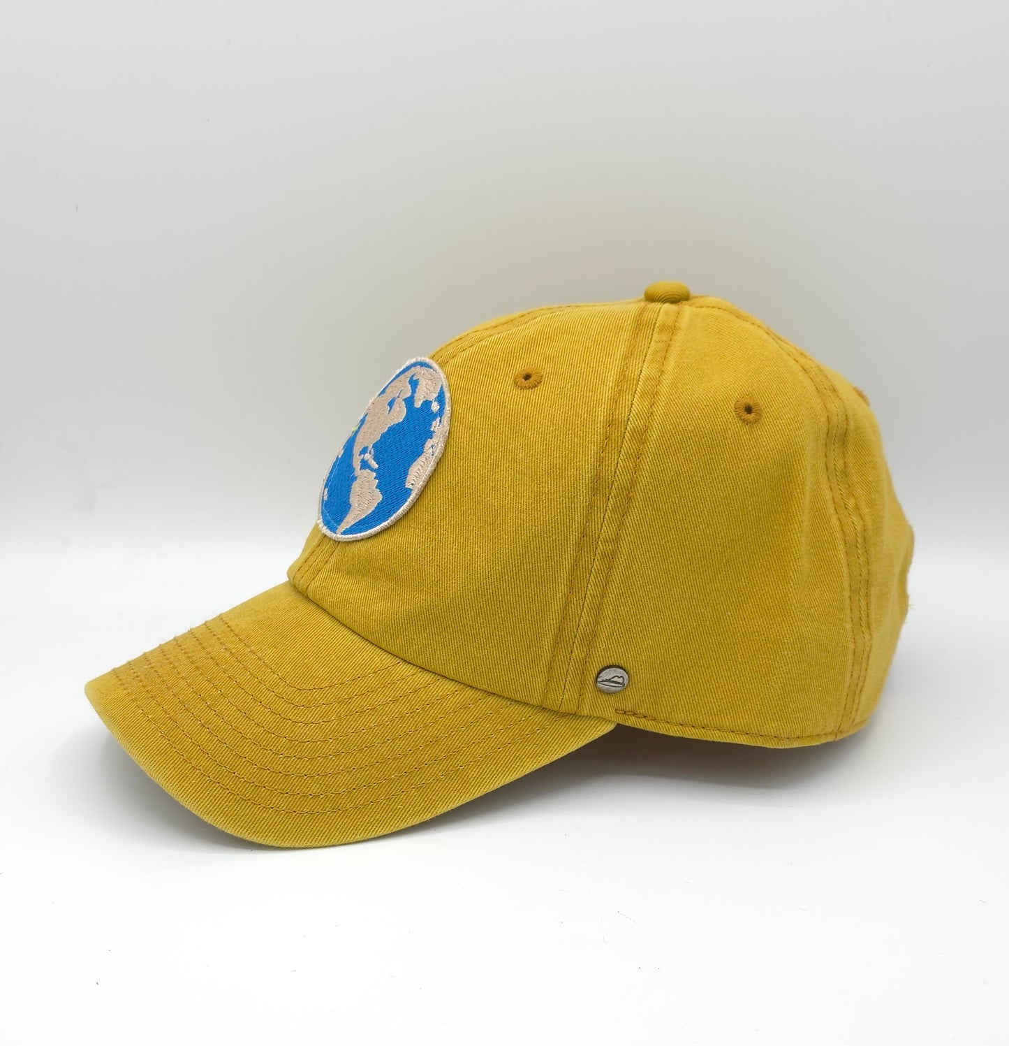GORRA MOSTAZA CON PARCHE MAPA MUNDI