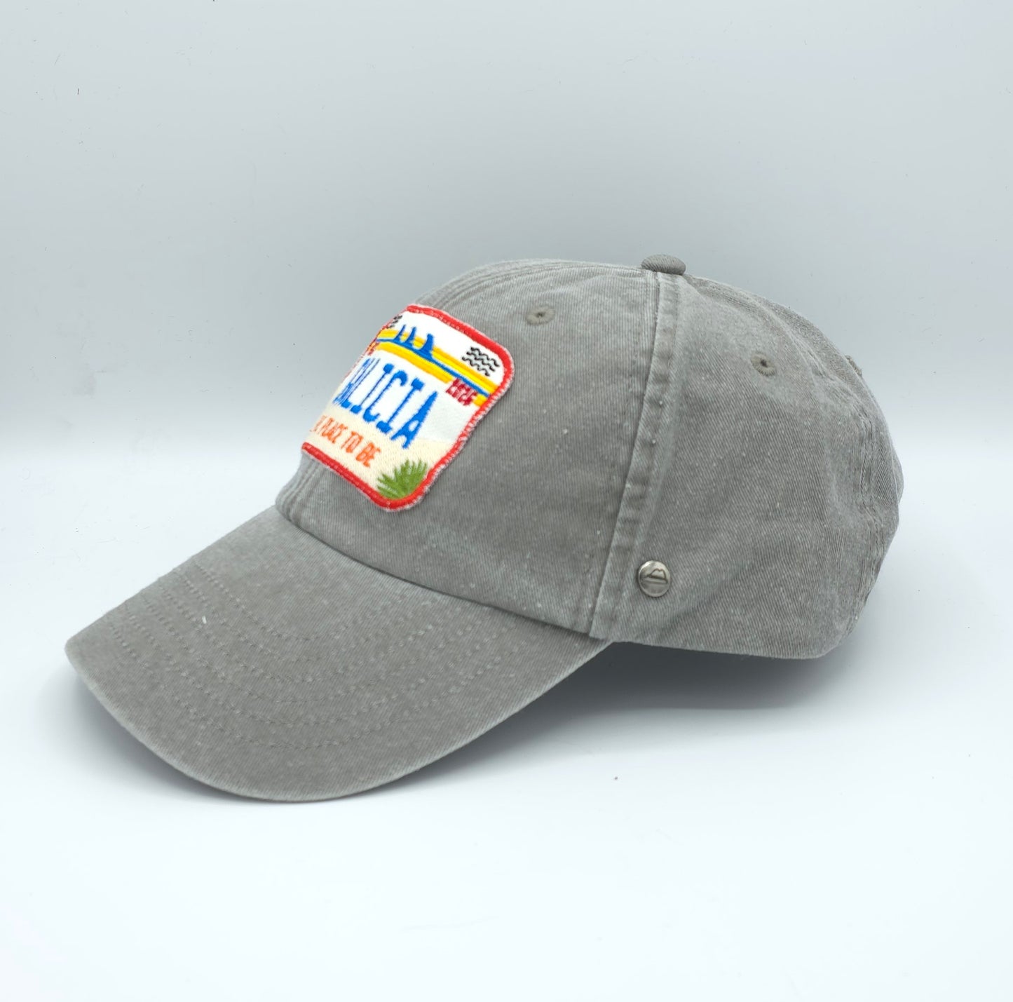 GORRA GRIS CON PARCHE