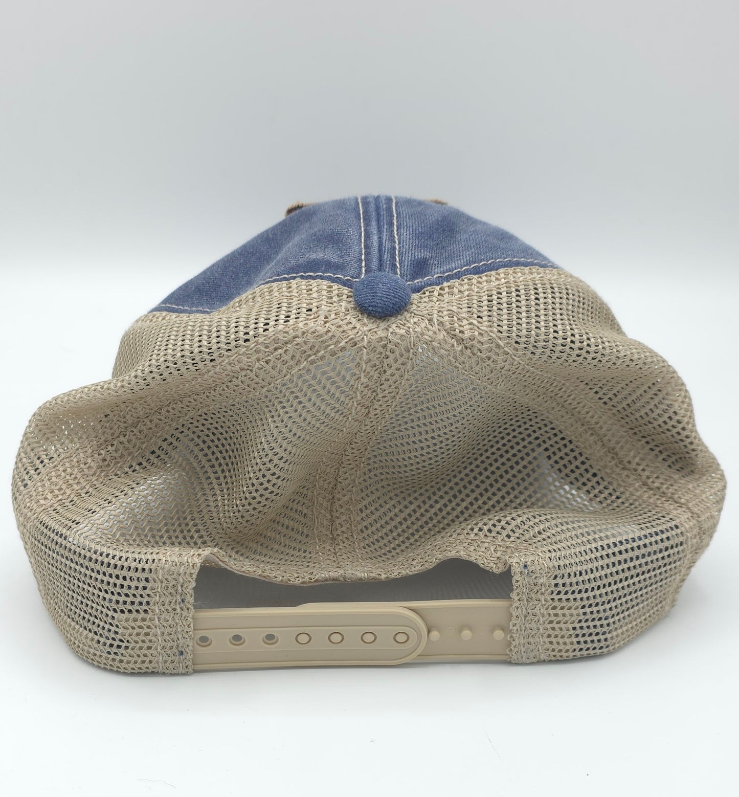 GORRA AZUL DENIM CON PARCHE PECEBE