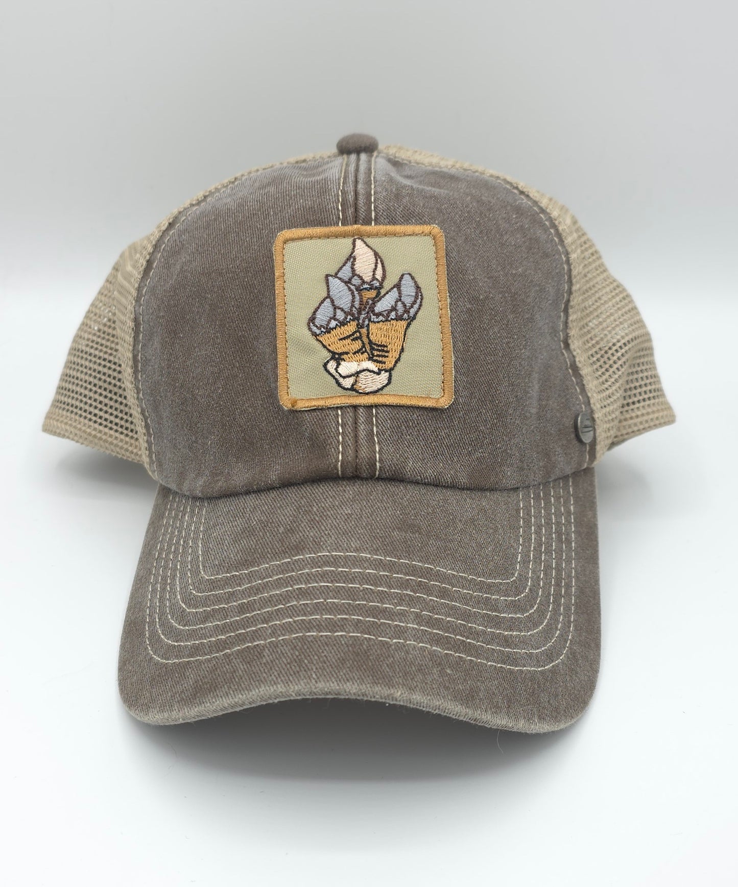 GORRA MARRÓN CON PARCHE PERCEBE