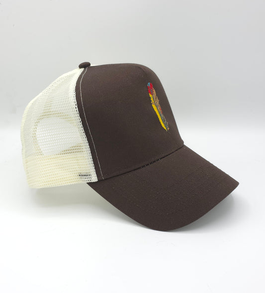 GORRA TRUCKER MARRÓN PLUMA