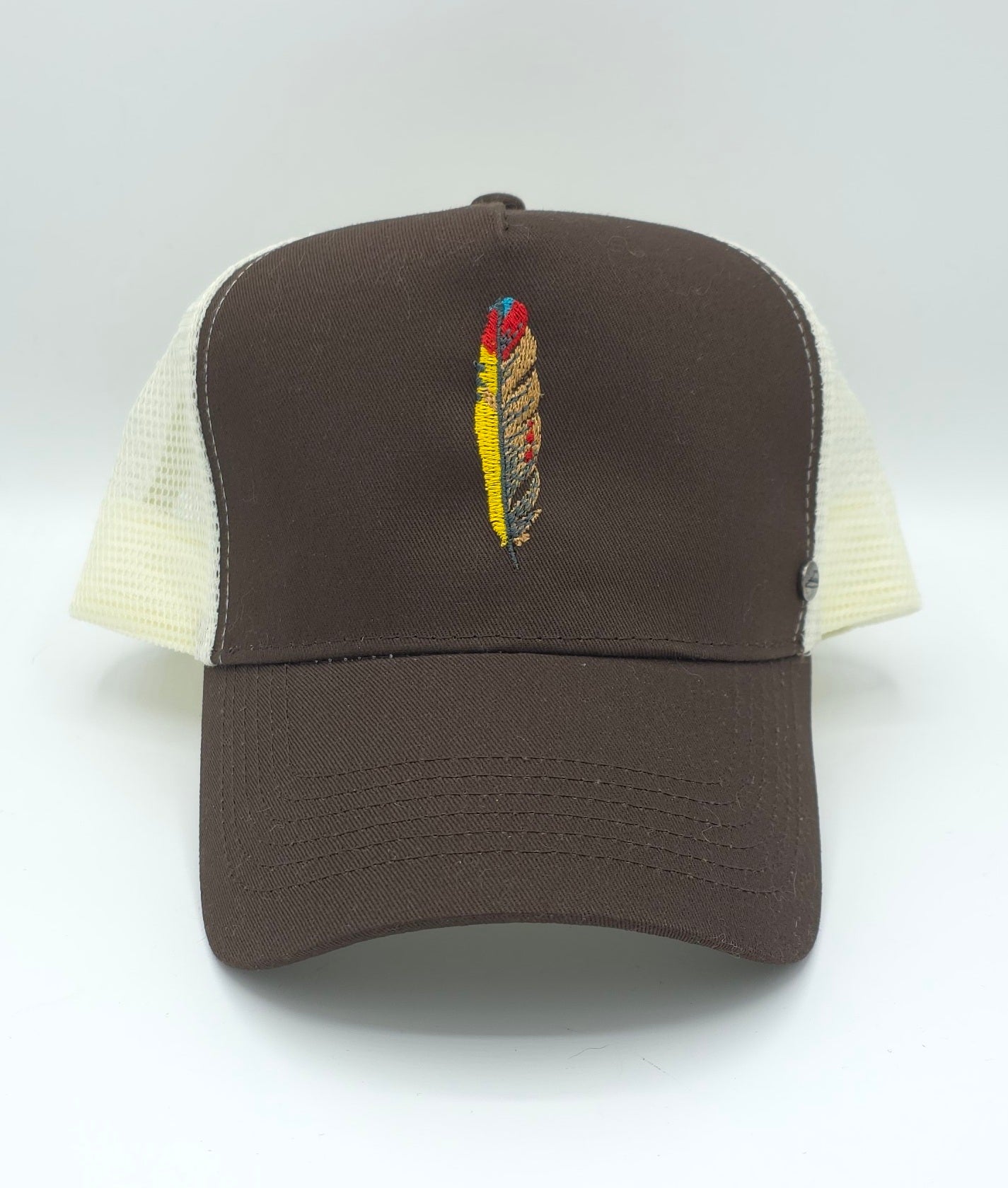 GORRA TRUCKER MARRÓN PLUMA
