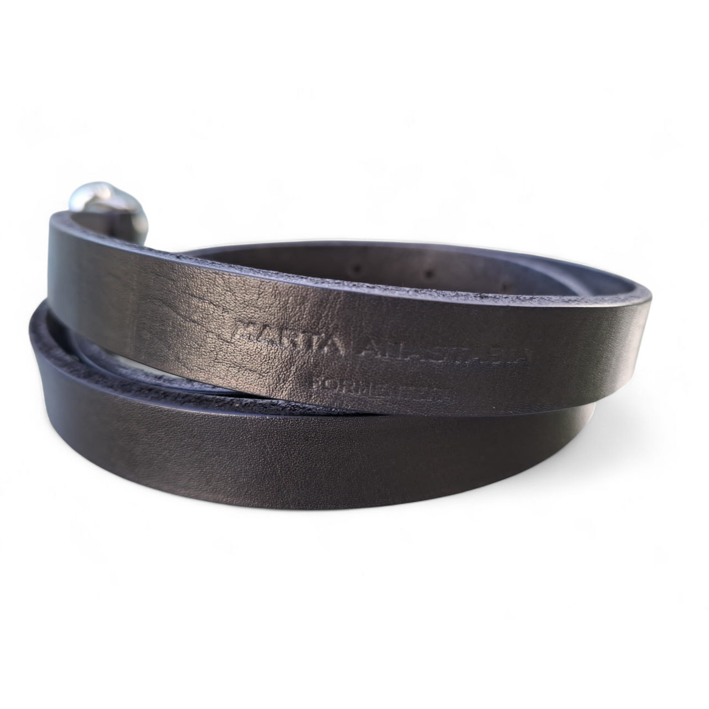 Cinturón negro con hebilla