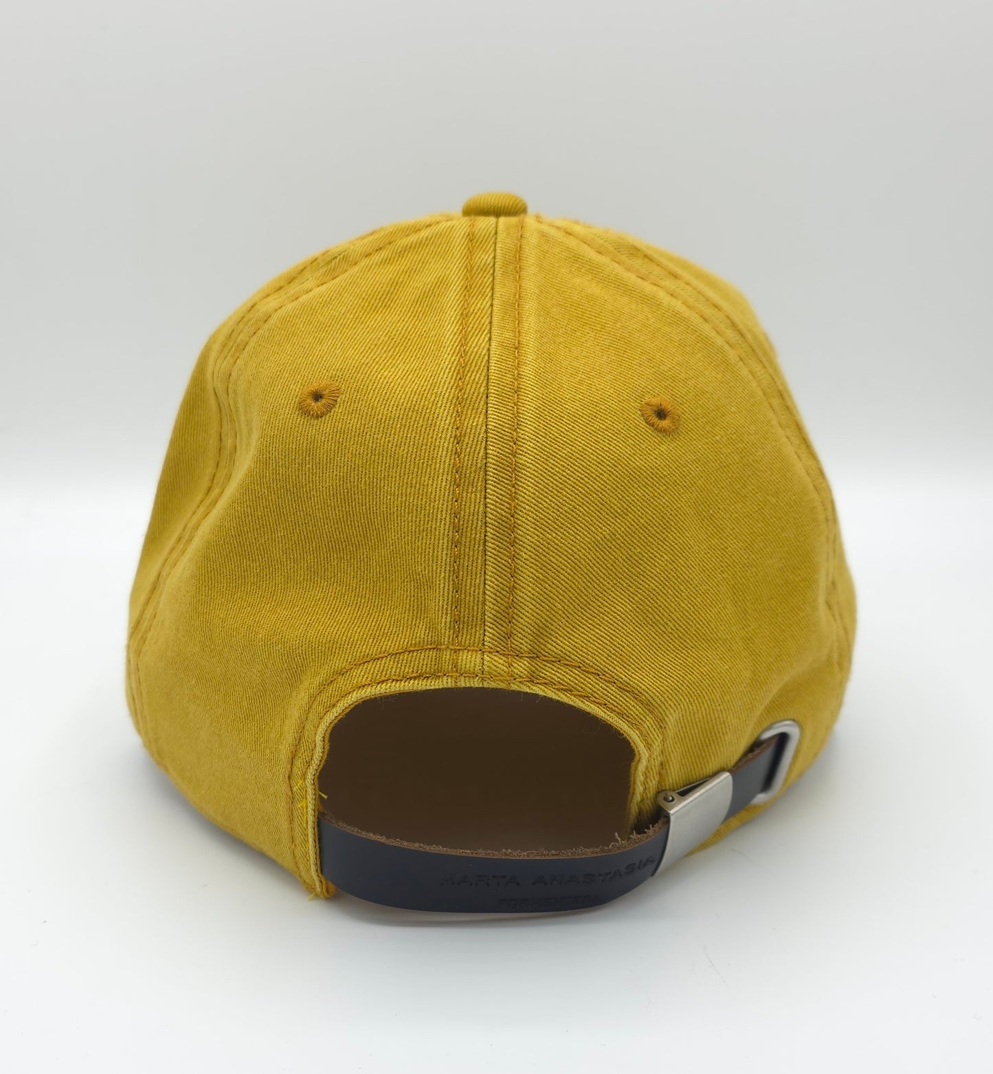 GORRA MOSTAZA CON PARCHE MAPA MUNDI