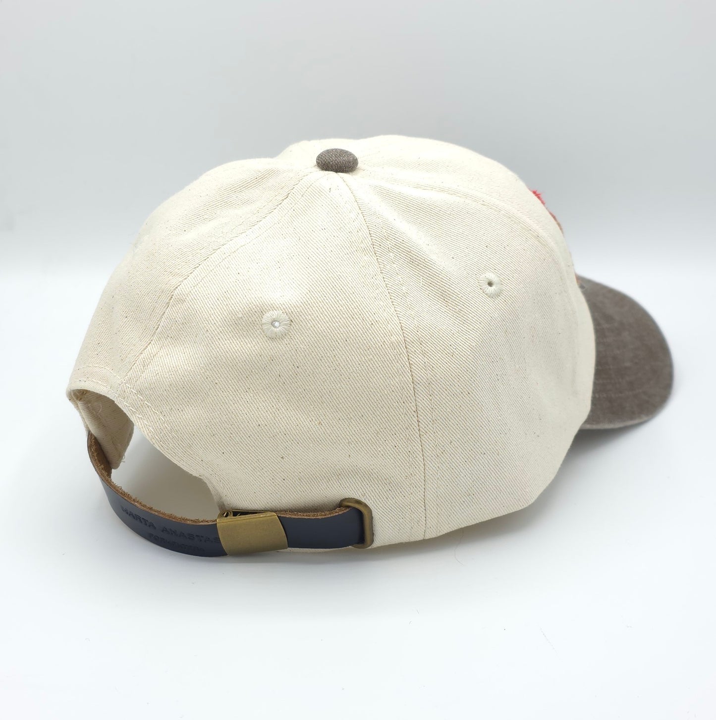 GORRA MARRÓN CON PARCHE